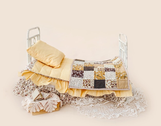 Haftowane poduszki w pastelowych tonach